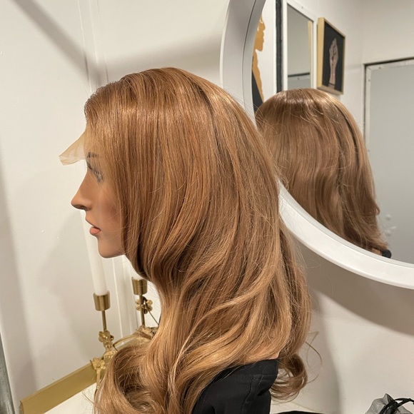 Custom blond color 18" closure wig - Picture 4 of 4